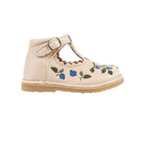 Chaussure semi-ouverte pour enfant, ton crème, avec magnifique détails de broderies de bleuets. Attache velcro, sous boucle décorative.