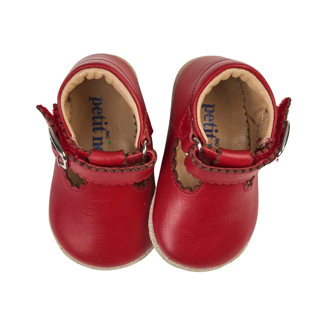 Chaussons pour bébé de couleur rouge souples et confortables, idéal pour le quotidien, avec velcro sous boucle décorative. 