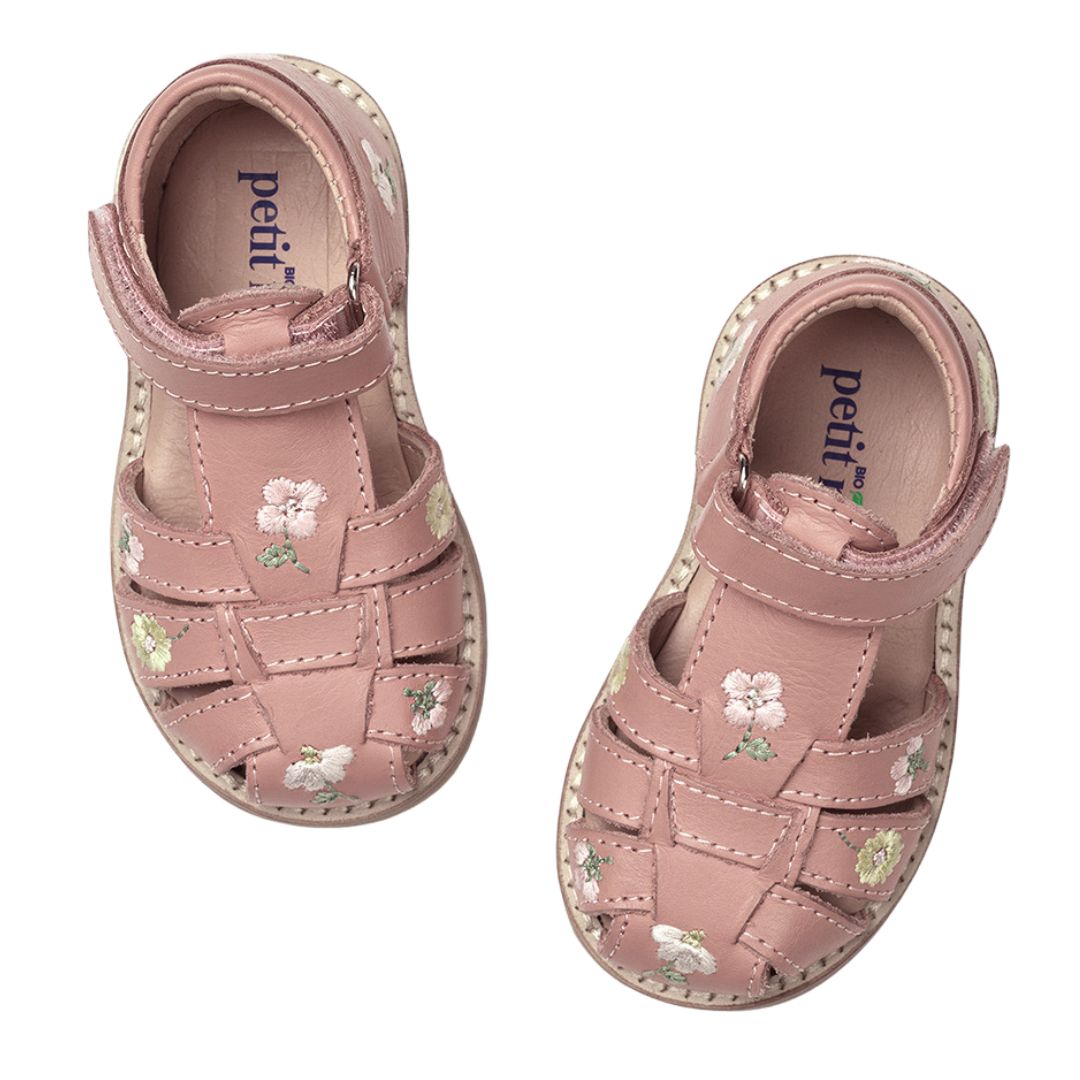 Sandales pour bébé de couleur rose avec motif floral et attache velcro, idéales pour l'été, souples et flexibles. 