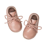 Chaussure pour enfant dans un beau rose avec lacet. 