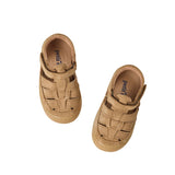 Paire de sandales souples pour bébé, idéale pour les premiers pas, dans un belle couleur sable. 