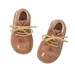 Chaussure pour enfant à lacet en cuir, couleur camel, avec broderie de petits chiens, ton sur ton. 