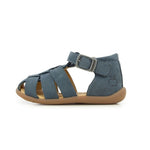 Sandale en cuir souple pour bébé dans un beau gris bleu avec attache velcro sous la boucle. 