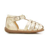 Sandale pour bébé en cuir métallisé doré, avec attache boucle. 