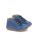Bottine pour bébés Pom d'Api en cuir nubuck bleu jeans avec des lacets élastiques.