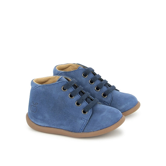 Bottine pour bébés Pom d'Api en cuir nubuck bleu jeans avec des lacets élastiques.