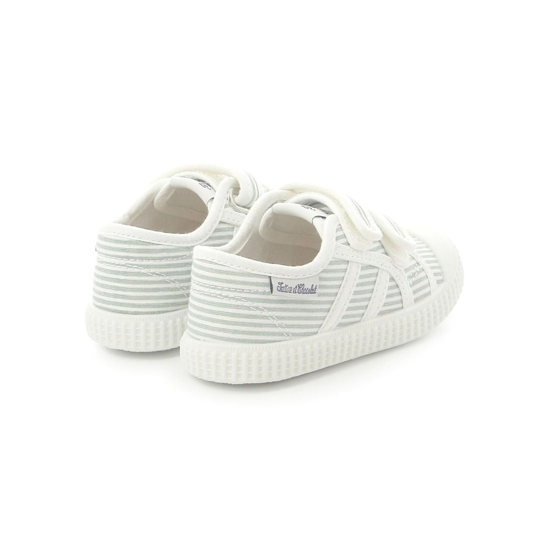 Paire de chaussures blanche et vert sauge pour enfant en toile avec double velcro.