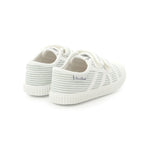 Paire de chaussures blanche et vert sauge pour enfant en toile avec double velcro.