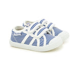 Paire de chaussures blanche et bleu pour enfant en toile à velcro.