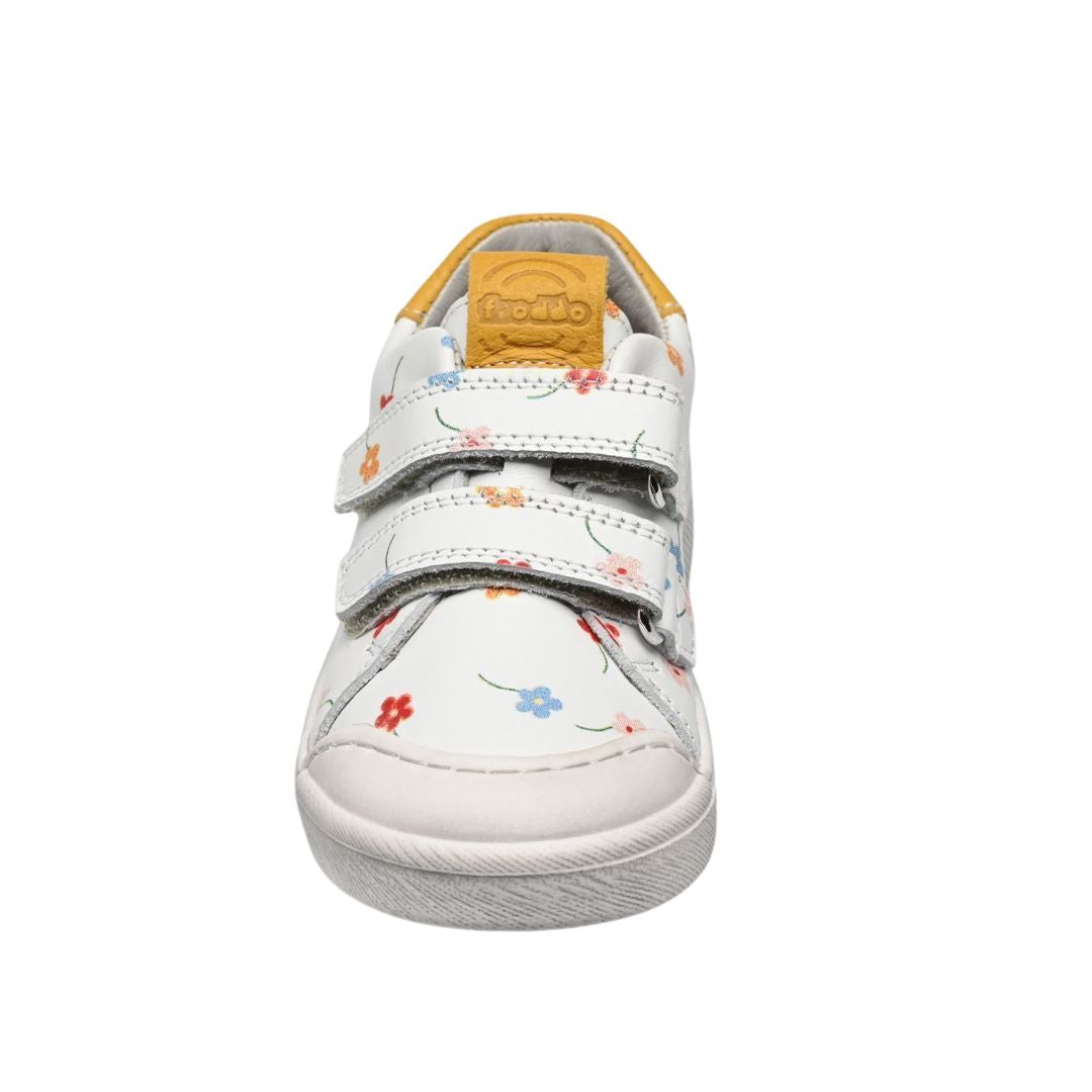 Chaussure Froddo pour enfant confortable facile à mettre avec deux velcros. Blanc avec petites fleurs colorées. 