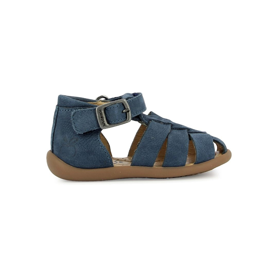 Sandale en cuire confortable et propre bleu jeans, parfaite pour les journées chaudes