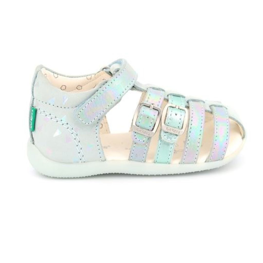 Sandales bleu clair pour enfant avec fermeture velcro.