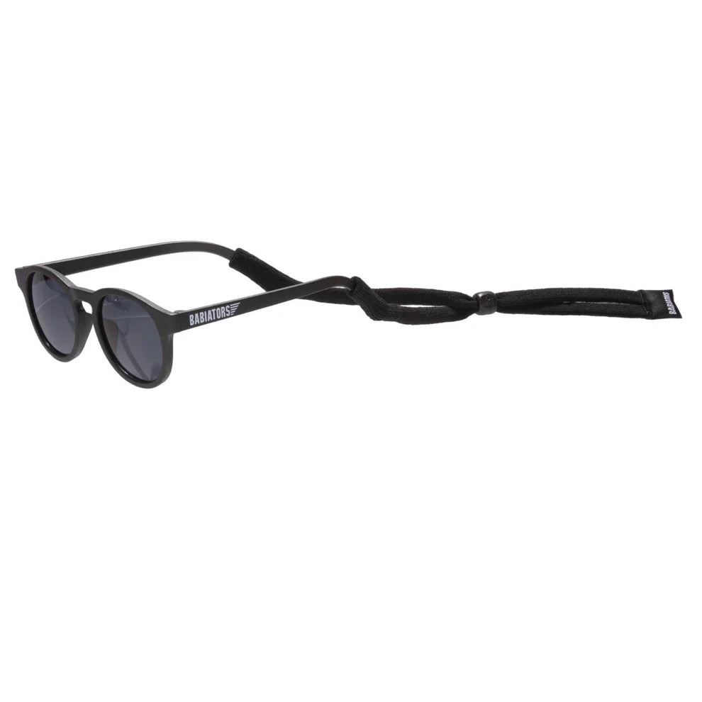 Sangle en tissu noir pour les lunettes Babiators pour enfants, s'attache à l'arrière des lunettes pour les garder bien en place.