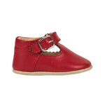 Chaussons avec attache velcro résistants et flexibles, faciles à enfiler, de couleur rouge avec boucle décorative. 