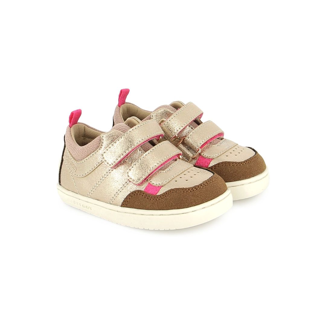 Soulier confortable pour enfant, avec deux velcros, dorée avec une touche de rose, style barefoot. 