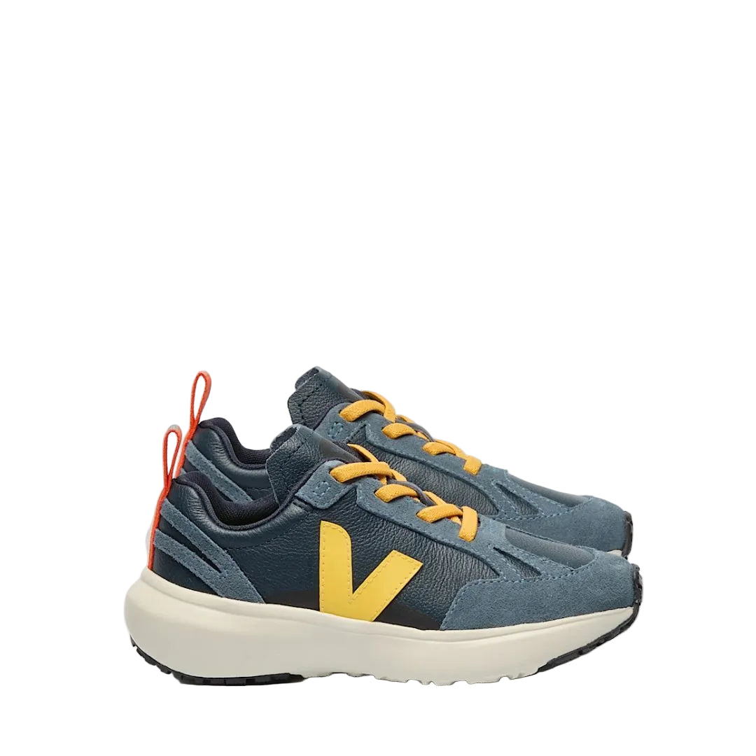 Espadrilles Veja pour enfant marine et jaune, slip-on, avec semelle blanche et lacets élastiques jaunes.