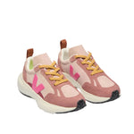 Soulier de sport rose VEJA pour enfant, slip-on, avec lacet jaune et V rose sur le côté. 