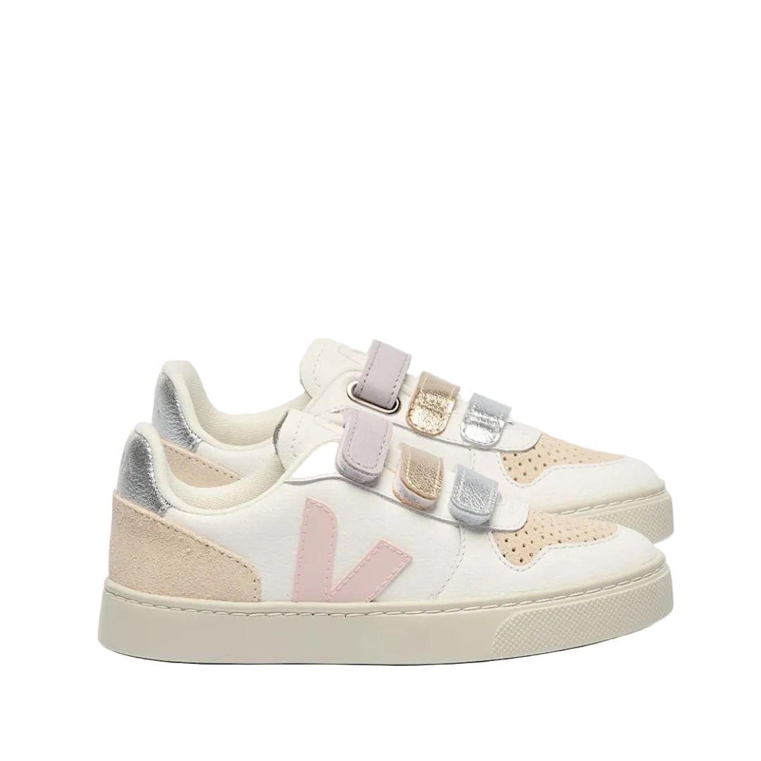 Chaussure trois scratchs de couleurs différentes, facile à mettre et à ajuster, confortable, avec un bon soutien, pour fille