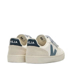 L'arrière blanc gris de chaussure VEJA enfant en cuir, avec V bleu-vert sur le côté. 