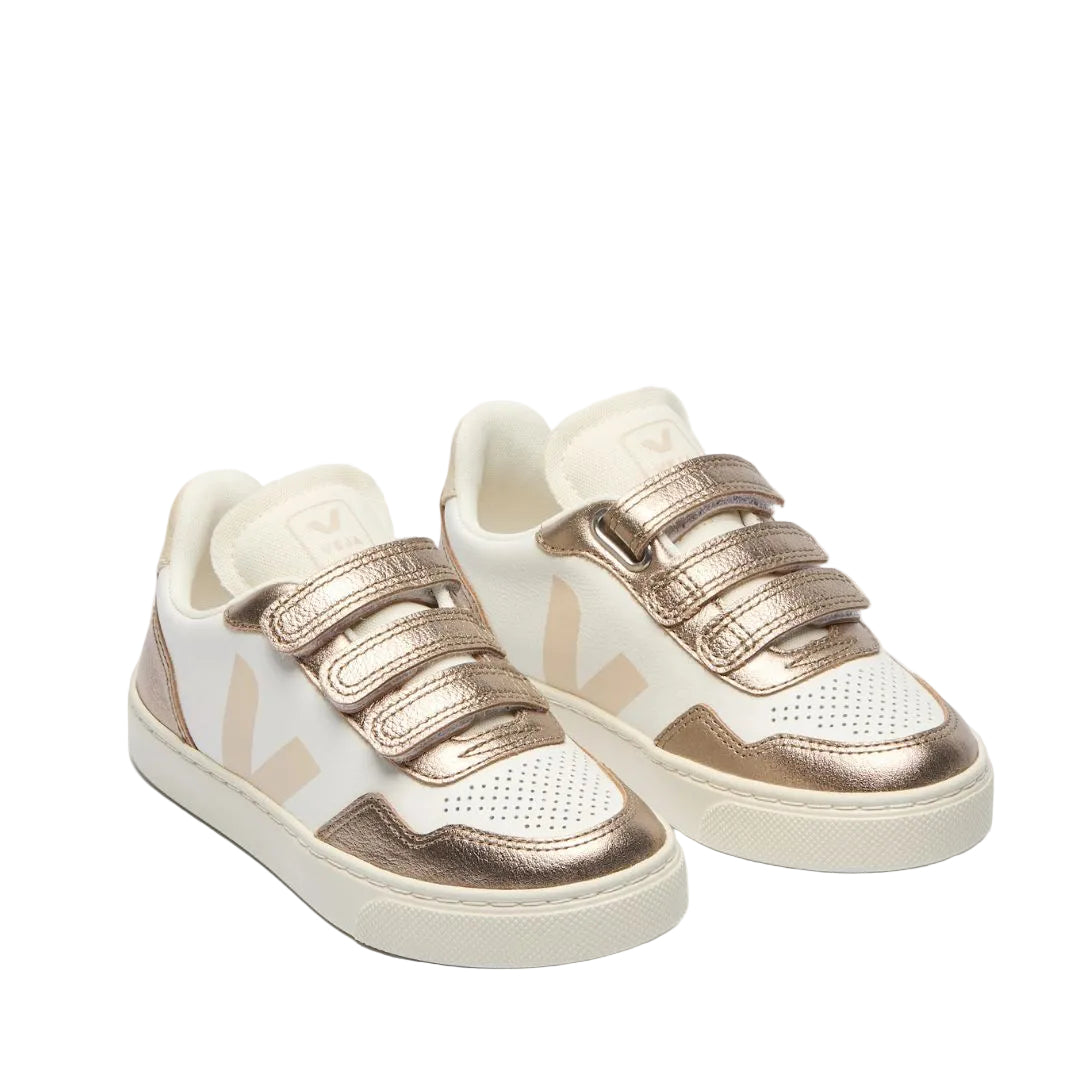Chaussures Veja enfant en cuir blanc et V rose clair sur le côté. Avec trois velcros bronze métalliques.