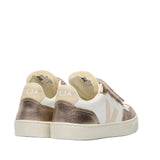 Sneakers Veja en cuir blanc avec des touches bronze métalliques. Semelle blanche.