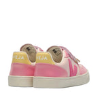 L'arrière d'une paire de chaussure Veja pour enfant. Les couleur rose et jaune ressortent, semelle blanche. 