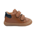 Chaussure premiers pas Babybotte en cuir cognac, avec attaches velcros.