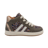 Basket Babybotte pour enfants avec des lacets, couleur brune et mauve brillant.