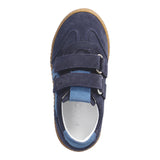 Sneaker pour enfant Ricosta en suède bleu foncé et océan avec des attaches velcros.