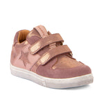 Basket pour enfants en bi-matière rose argentée, avec une étoile sur le côté, une semelle blanche et des attaches velcros.