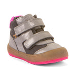 Basket pour enfants Froddo en tri-matière grise et rose, avec deux attaches velcros.