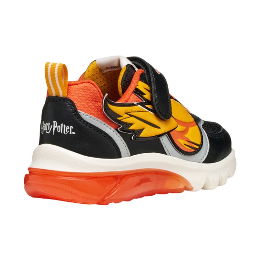 chaussure enfant noire et orange à l’effigie de Harry Potter, avec lumières qui s’allument en marchant.