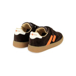 Chaussure pour enfant Shoo Pom facile à mettre, confortable, brune et orange, ajustable avec velcro.