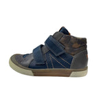 Chaussure haute pour enfant en cuir bleu marine, avec deux velcros et un col à motif camouflage.