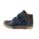 Chaussure haute pour enfant en cuir bleu marine, avec deux velcros et un col à motif camouflage.