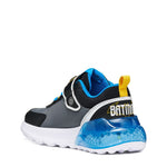 L'arrière d'une chaussure Batman pour enfant qui fait de la lumière. Couleur bleu et noir, ajustable parfait pour l'école.