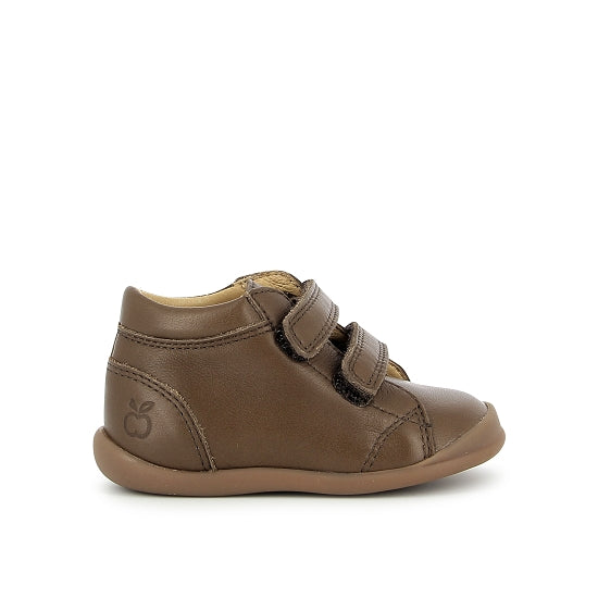 Chaussure pour enfants Pom d'Api en cuir nappa brun, avec des attaches velcros.