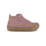 Chaussure premiers-pas pour bébé Pom d'Api en velours rose, avec des lacets élastiques.