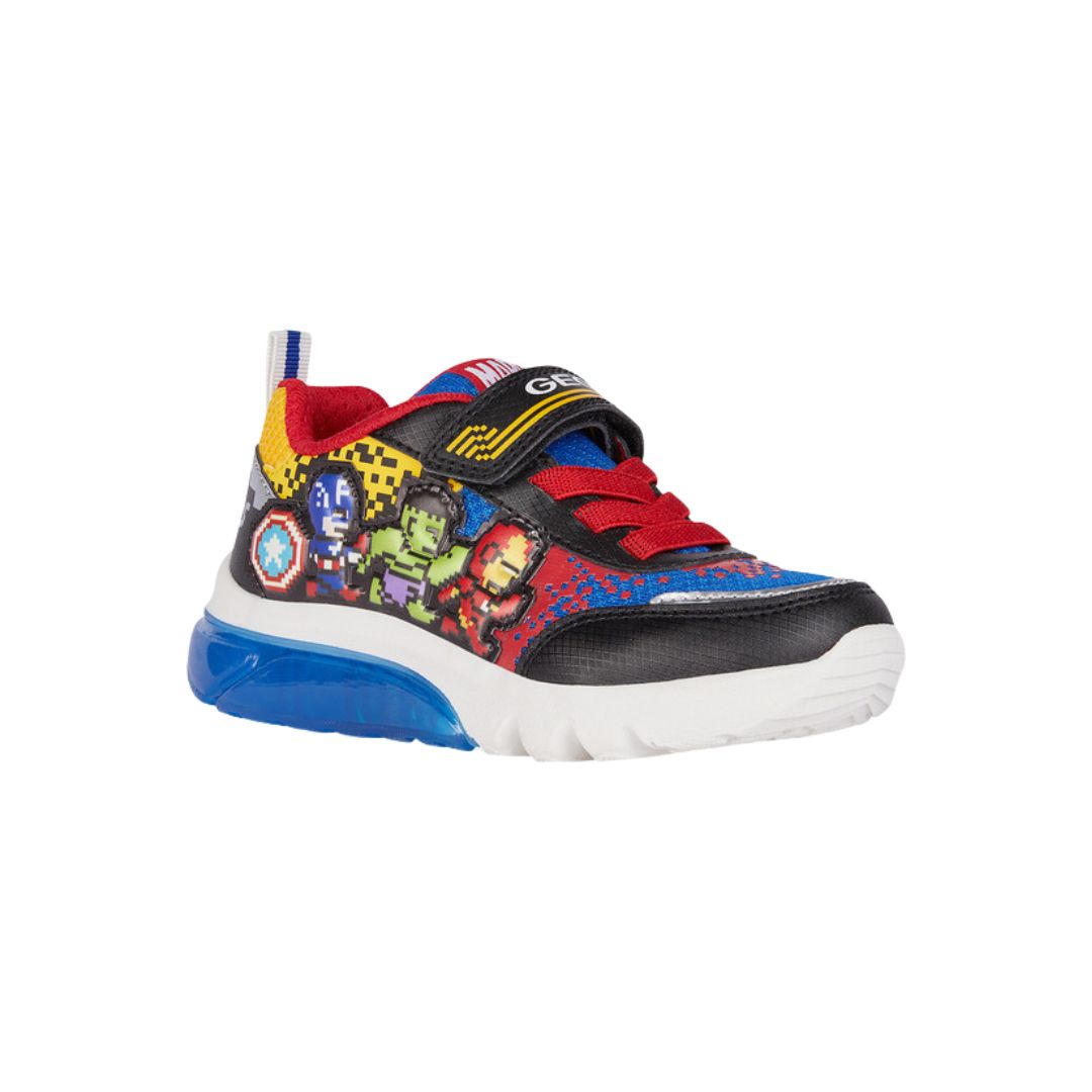 Baskets garçon Geox avec lumières et look Avengers. Respirantes, confortables et faciles à enfiler.