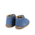 Bottine pour bébés Pom d'Api en cuir nubuck bleu jeans avec des lacets élastiques.