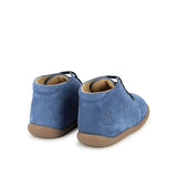 Bottine pour bébés Pom d'Api en cuir nubuck bleu jeans avec des lacets élastiques.
