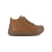 Chaussure premiers-pas pour bébé Pom d'Api en cuir nappa brun, avec des lacets élastiques.