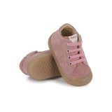 Chaussure premiers-pas pour bébé Pom d'Api en velours rose, avec des lacets élastiques.