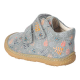 Chaussure premier pas Ricosta pour bébé gris fleuri, avec deux attaches velcros.