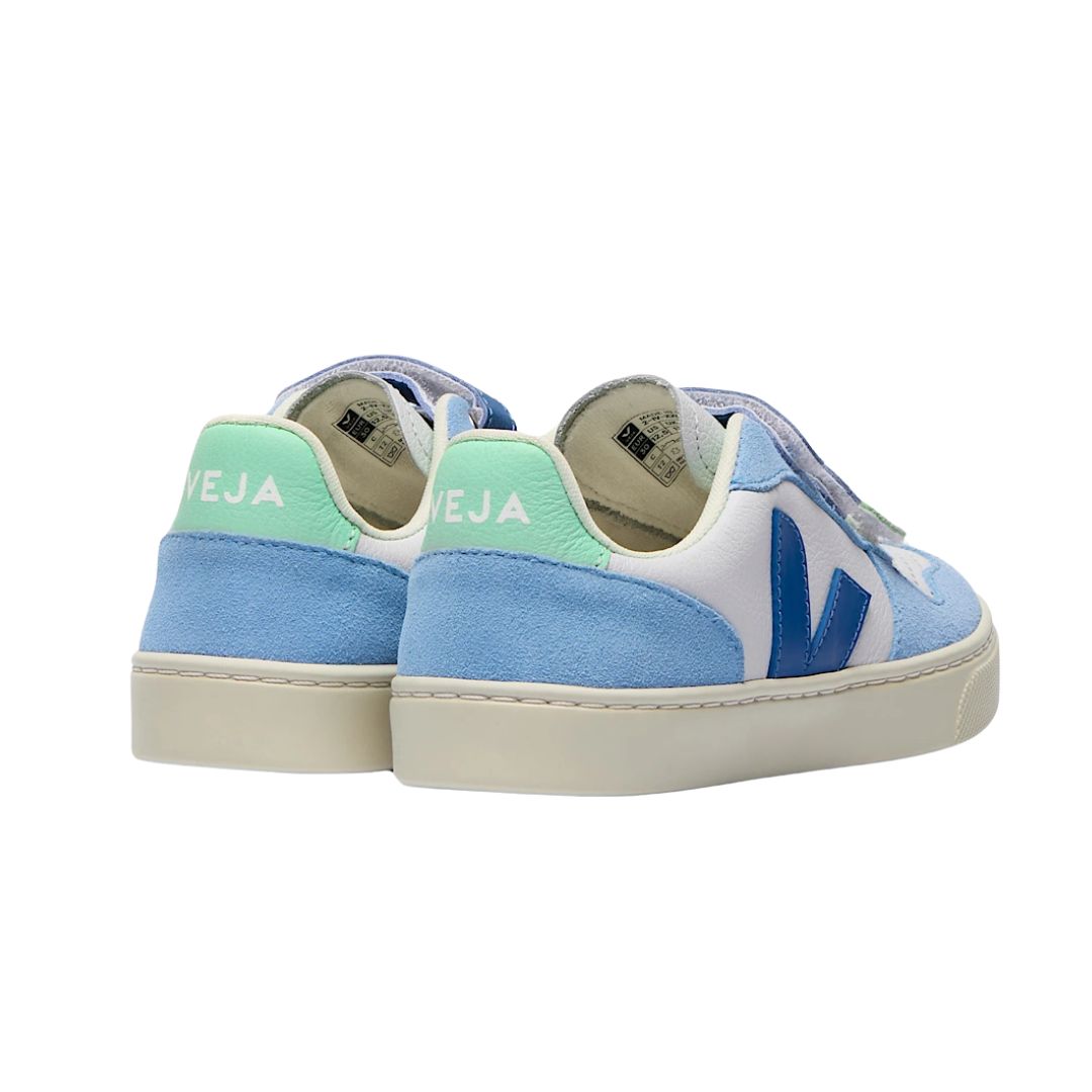 Chaussure enfant bleu, turquoise et blanche, avec trois velcros et semelle blanche.

