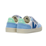 Chaussure enfant bleu, turquoise et blanche, avec trois velcros et semelle blanche.

