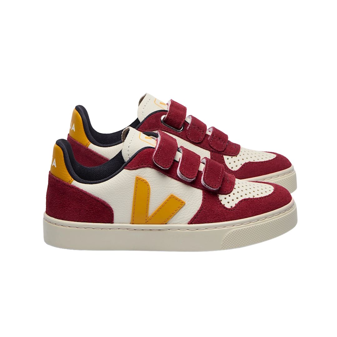 Chaussure enfant rouge bordeaux, blanche et jaune, avec trois velcros et semelle blanche.