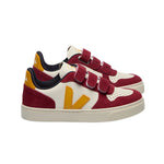 Chaussure enfant rouge bordeaux, blanche et jaune, avec trois velcros et semelle blanche.