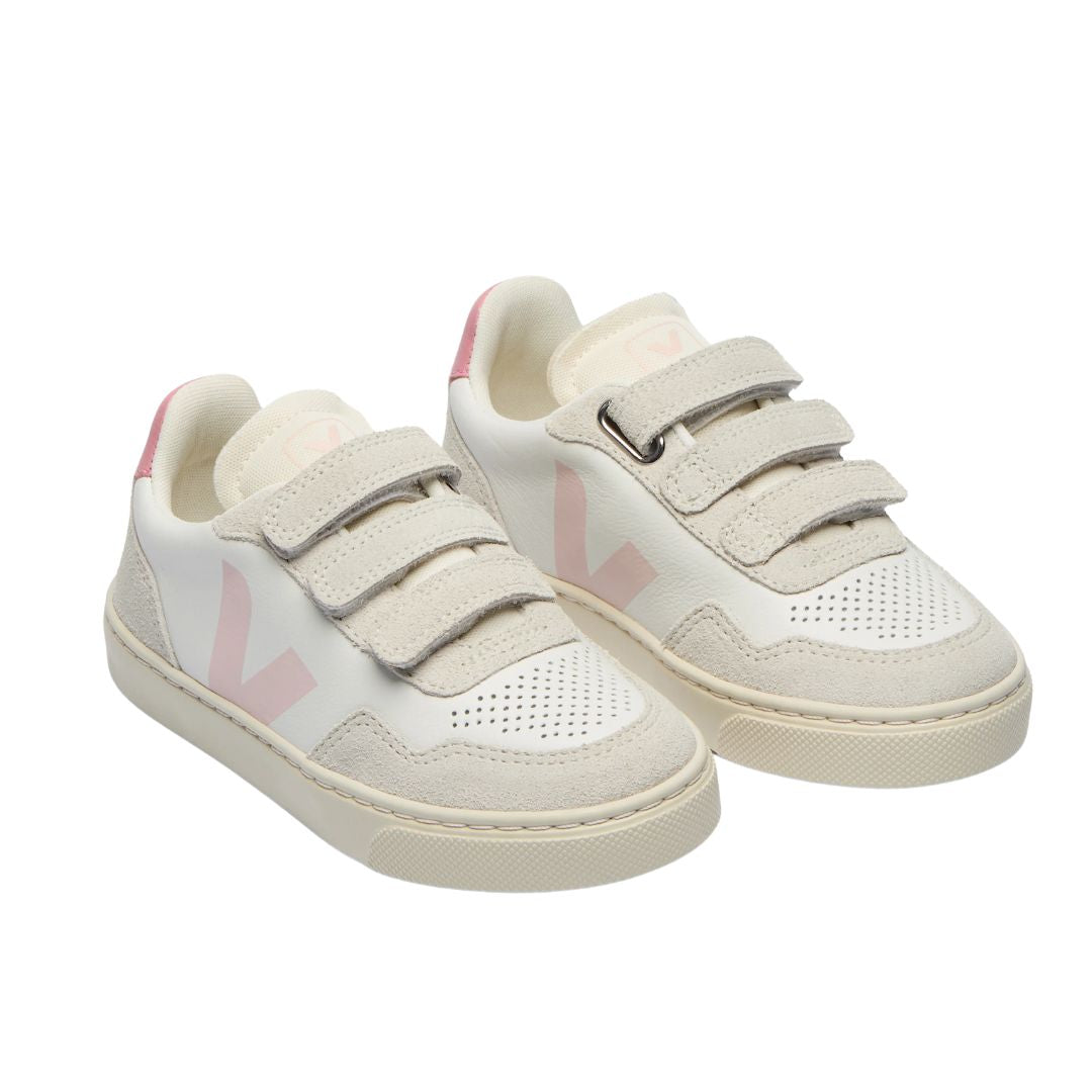 Chaussure enfant rose, blanche et beige, bi-matière, avec trois velcros et semelle blanche.