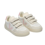Chaussure enfant rose, blanche et beige, bi-matière, avec trois velcros et semelle blanche.